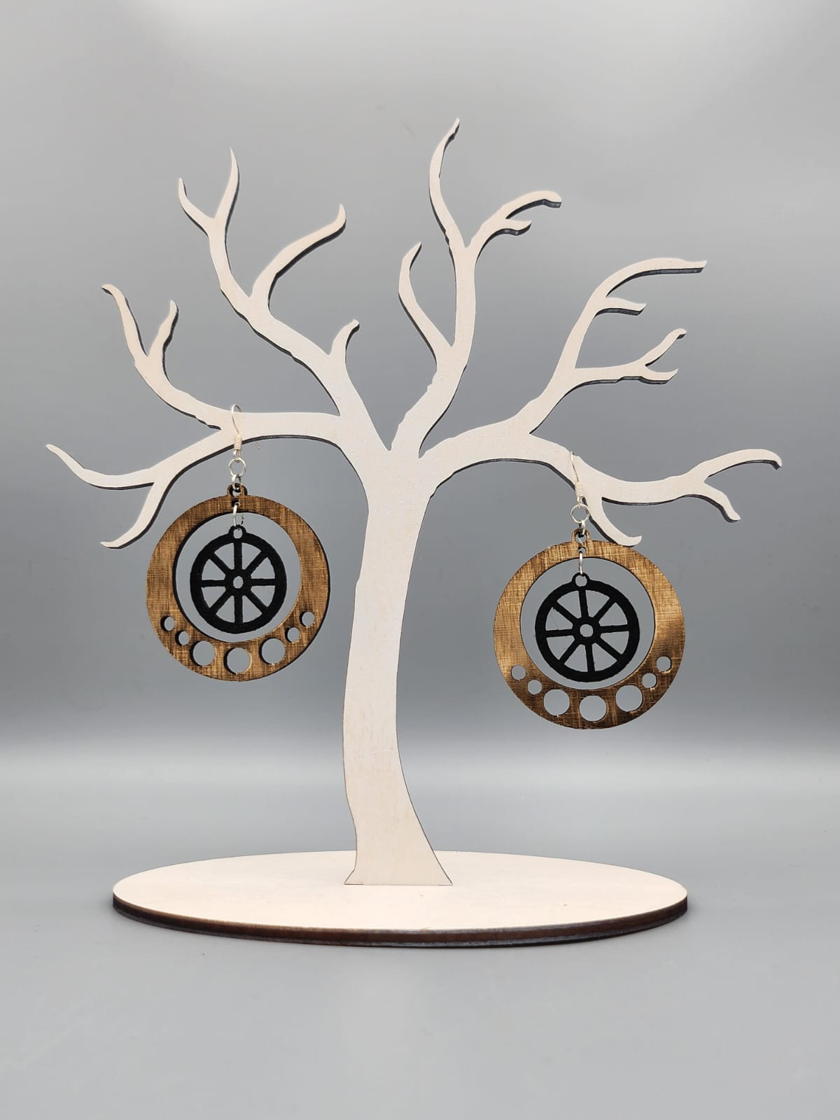 Holzohrringe mit Rad-Design