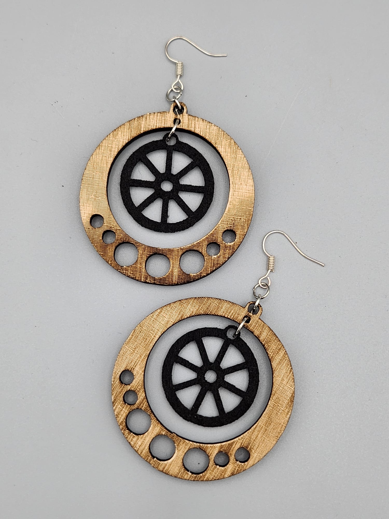 Holzohrringe mit Rad-Design
